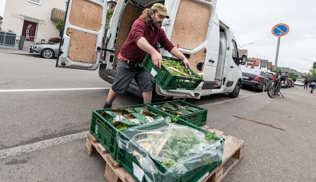 Tarik Schuhmacher hilft beim Ausladen. Tarik Schuhmacher hilft beim Ausladen.