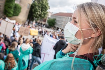 Junge Pflegende lassen sich keinen Maulkorb verpassen. Junge Pflegende lassen sich keinen Maulkorb verpassen.