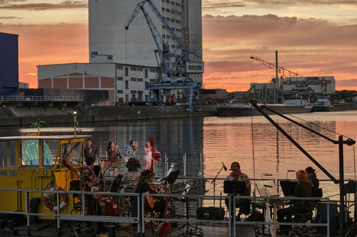 So schön könnte eine Stadt am Fluss sein, wenn die Oper am Neckarufer auftritt. Wie am 2.7.2020. So schön könnte eine Stadt am Fluss sein, wenn die Oper am Neckarufer auftritt. Wie am 2. 7. 2020.