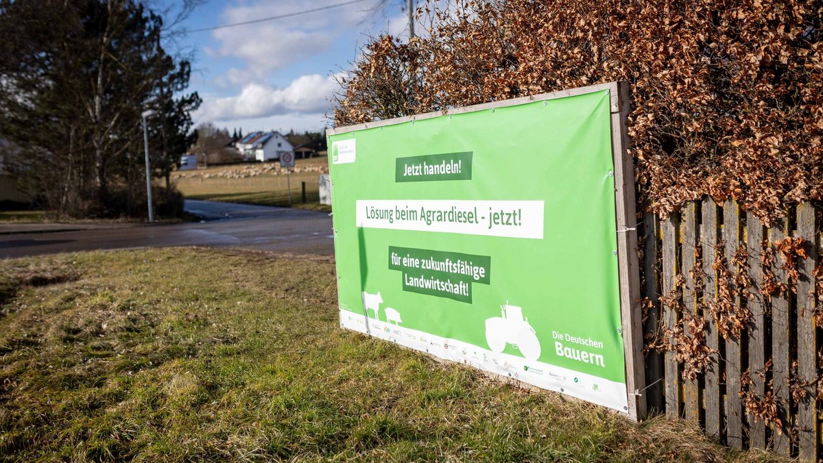 Ganz in der Nähe hat der Deutsche Bauernverband plakatiert.