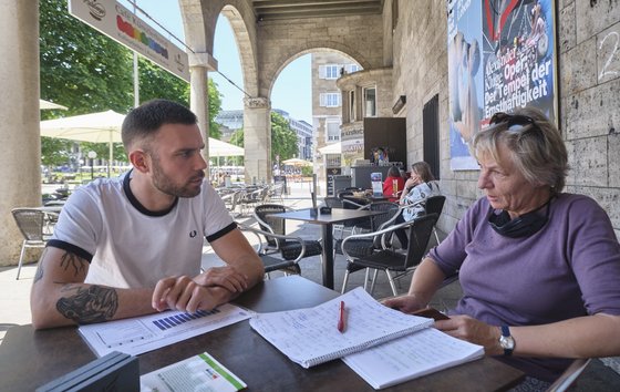 Alexander Münchow im Gespräch mit Kontext-Autorin Gesa von Leesen, Café Künstlerbund am Stuttgarter Schlossplatz.