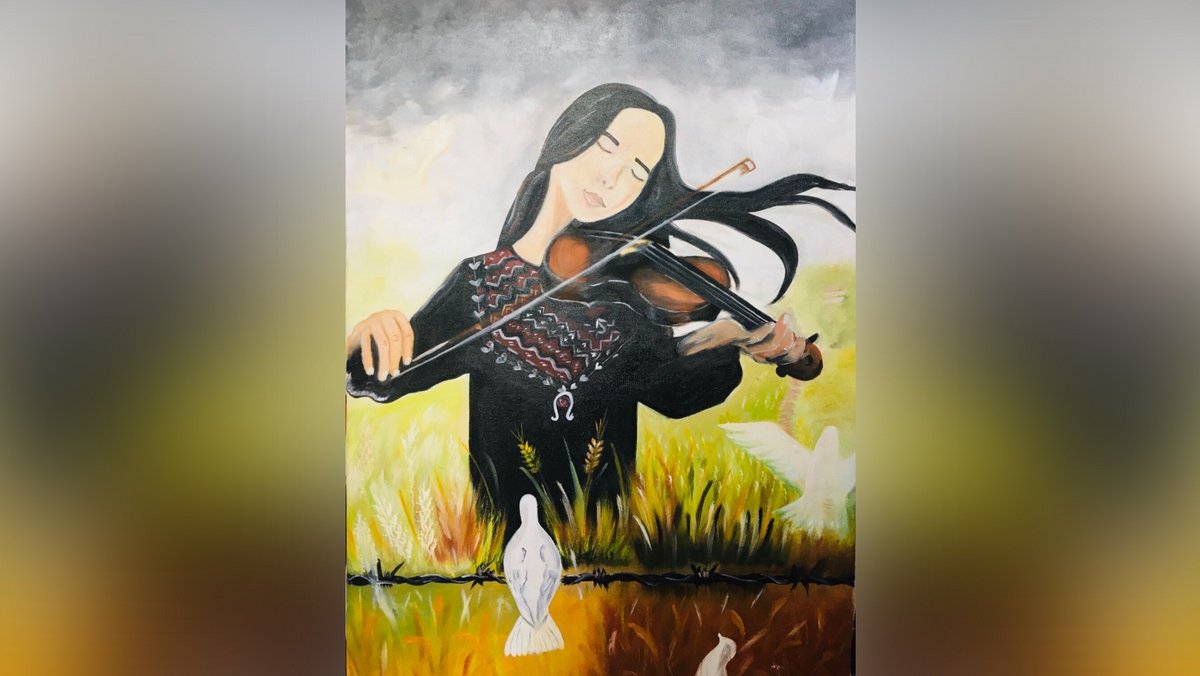 "Ein gefangenes Mädchen spielt auf der Geige in der Hoffnung auf Frieden und Ruhe. Der Stacheldraht steht für die Einschränkungen, die die Gesellschaft ihr auferlegt hat. Die Vögel verkörpern Freiheit, während die schwarze Wolke eine dunkle Gesellschaft repräsentiert. Doch im Herzen und in den Gedanken dieses Mädchens existieren noch immer Schönheit und Hoffnung. Sie träumt von einer Zukunft, in der Tanz und Musik für alle Frauen möglich sind."