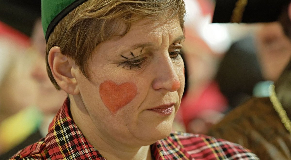 In der Fasnet herzlich sogar zu Grüns: Nicole Razavi, Wahlkreis Geislingen. In der Fasnet herzlich sogar zu Grüns: Nicole Razavi, Wahlkreis Geislingen.