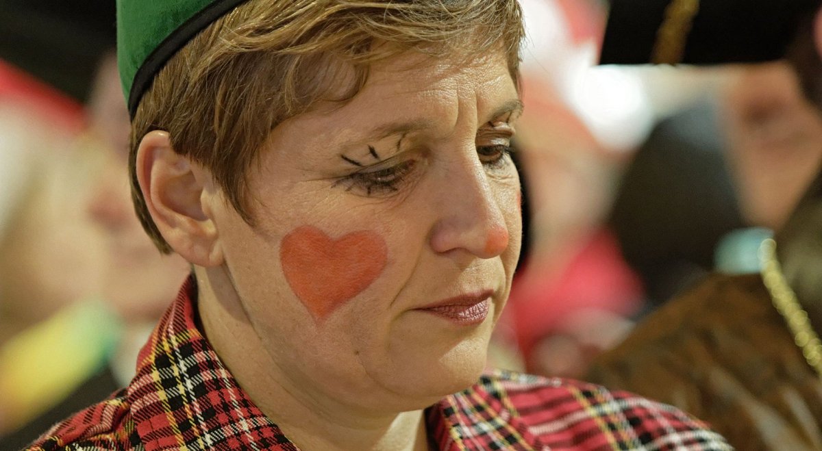 In der Fasnet herzlich sogar zu Grüns: Nicole Razavi, Wahlkreis Geislingen.