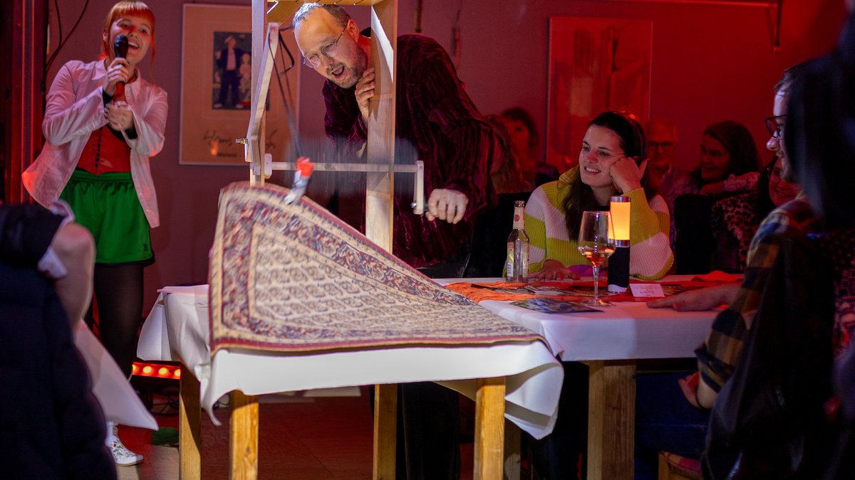 Performance mit Hilfsgerät: der "Unter-den-Teppich-Kehrautomat" des Citizen Kane Kollektivs.