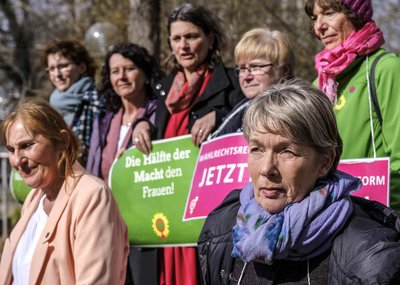 Sendet Grüße in die Schweiz: Charlotte Schneidewind-Hartnagel beim Smartmob des Landesfrauenrats 2018. Fotos: Joachim E. Röttgers