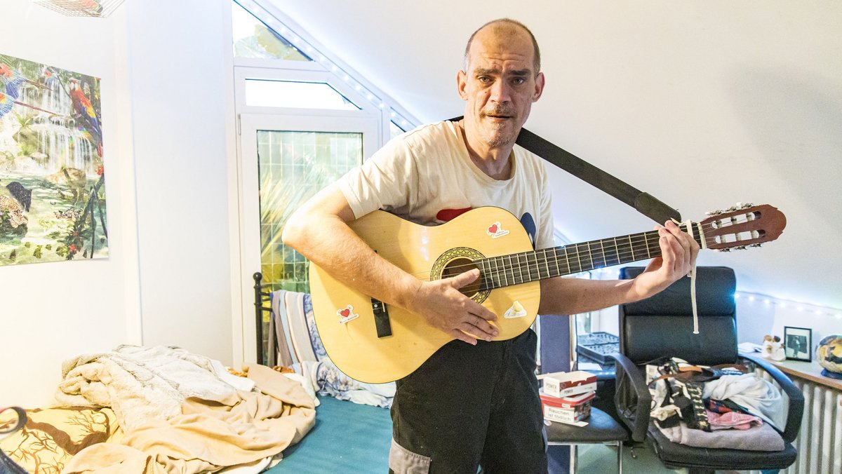 Marcel kann beim Gitarrespielen alles um sich herum vergessen.