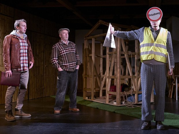 Theater gibt's nicht nur um die Hütte, sondern auch um einen Weg. Foto: Richard Becker, Theater Lindenhof