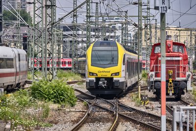 Teilzeit-Monopolist Go-Ahead bahnt sich seinen Weg durch Stuttgarts Gleisvorfeld. Foto: Joachim E. Röttgers Teilzeit-Monopolist Go-Ahead bahnt sich seinen Weg durch Stuttgarts Gleisvorfeld. Foto: Joachim E. Röttgers