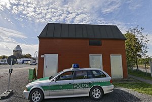 So soll der Wagen der beiden Polizisten damals vor dem Trafohäuschen gestanden haben. Fotos: Joachim E. Röttgers