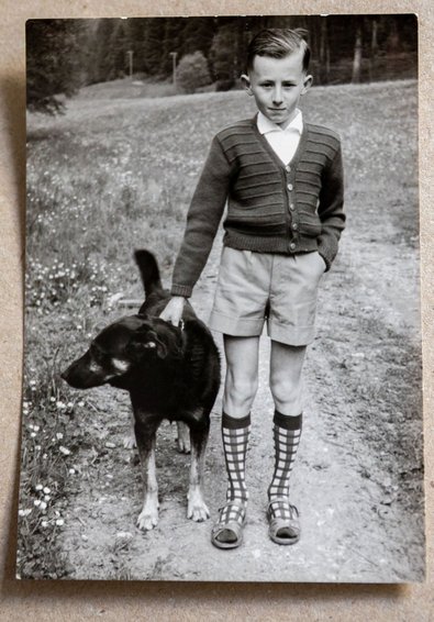 Für den Fotografen fein gemacht, der zehnjährige Johannes mit Hund Karo. Repro: Julian Rettig