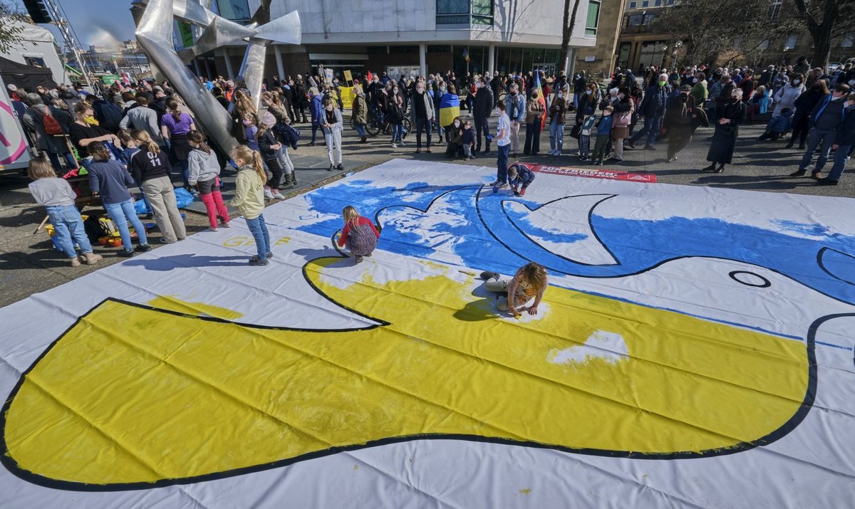 Kinder malen eine Friedenstaube aus.  Kinder malen eine Friedenstaube aus.