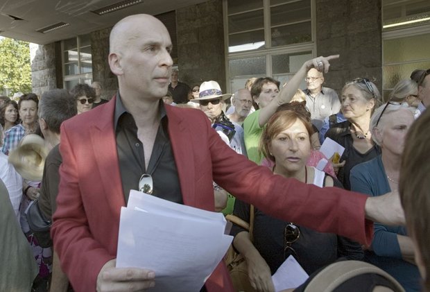 Volker Lösch samt Bürgerchor auf der 35. Montagsdemo. Foto: Joachim E. Röttgers
