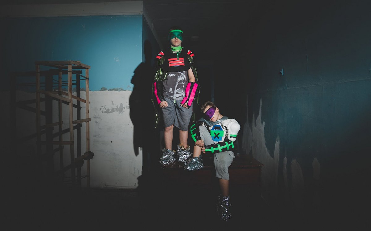 Dima und Igor beim Fotoshooting in der Schule von Awdijiwka.  Dima und Igor beim Fotoshooting in der Schule von Awdijiwka.