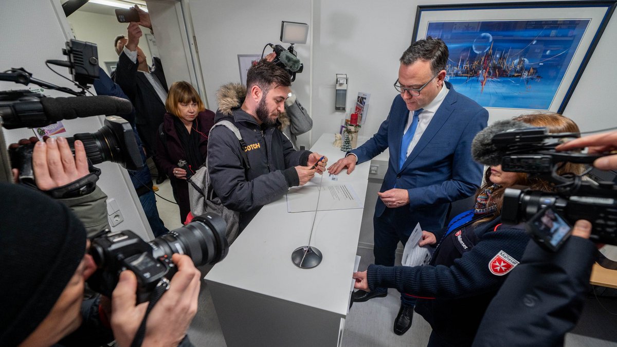 Vor den Kameras der Presse gibt Staatssekretär Siegfried Lorek (CDU) persönlich Bezahlkarten aus – wenn auch nur kurz. Fotos: Jens Volle