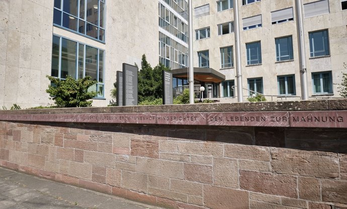 "Den Lebenden zur Mahnung" – das Landgericht Stuttgart heute. Fotos: Joachim E. Röttgers