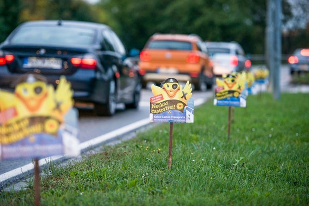 Vielleicht lockt man mit der Plakatierung an der B 27 am Neckar ein paar neue AktivistInnen.