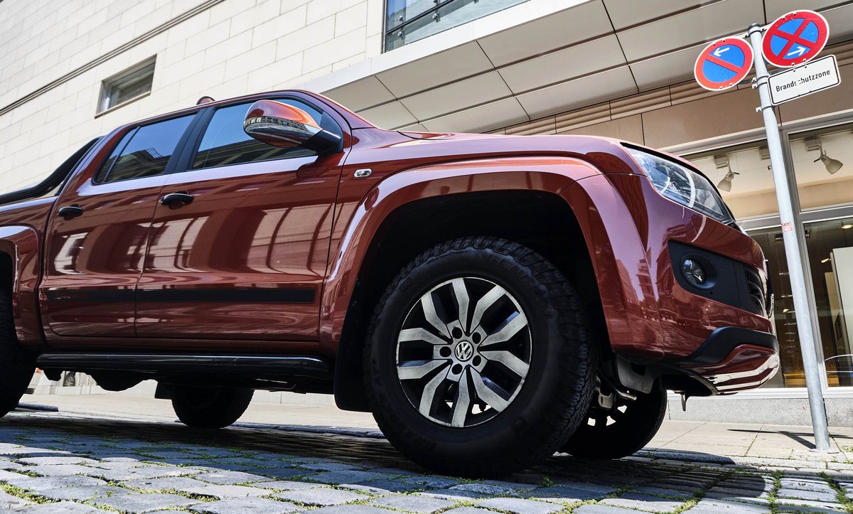 Teuer, protzig und gerne auch mal im Parkverbot: Fast ein Drittel aller Autos in Deutschland sind mittlerweile SUVs. Foto: Joachim E. Röttgers