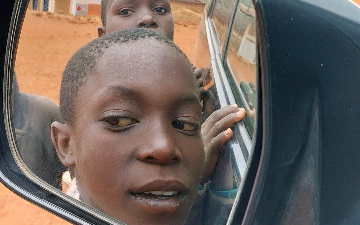 Kinder in der Kleinstadt Rutovu: Die Bevölkerung des Landes wächst rapide und ist extrem jung, der Altersdurchschnitt liegt bei 17,7 Jahren, die Jugendarbeitslosigkeit ist hoch. Dazu kommen innenpolitische Probleme. Kinder in der Kleinstadt Rutovu: Die Bevölkerung des Landes wächst rapide und ist extrem jung, der Altersdurchschnitt liegt bei 17,7 Jahren, die Jugendarbeitslosigkeit ist hoch. Dazu kommen innenpolitische Probleme.