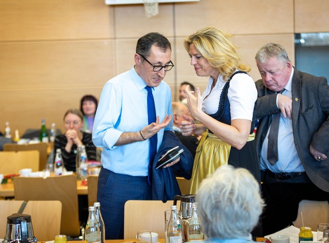 Grün-schwarze Debatte am Rande des Bauerntages: Cem Özdemir und Sarah Schweizer. Grün-schwarze Debatte am Rande des Bauerntages: Cem Özdemir und Sarah Schweizer.