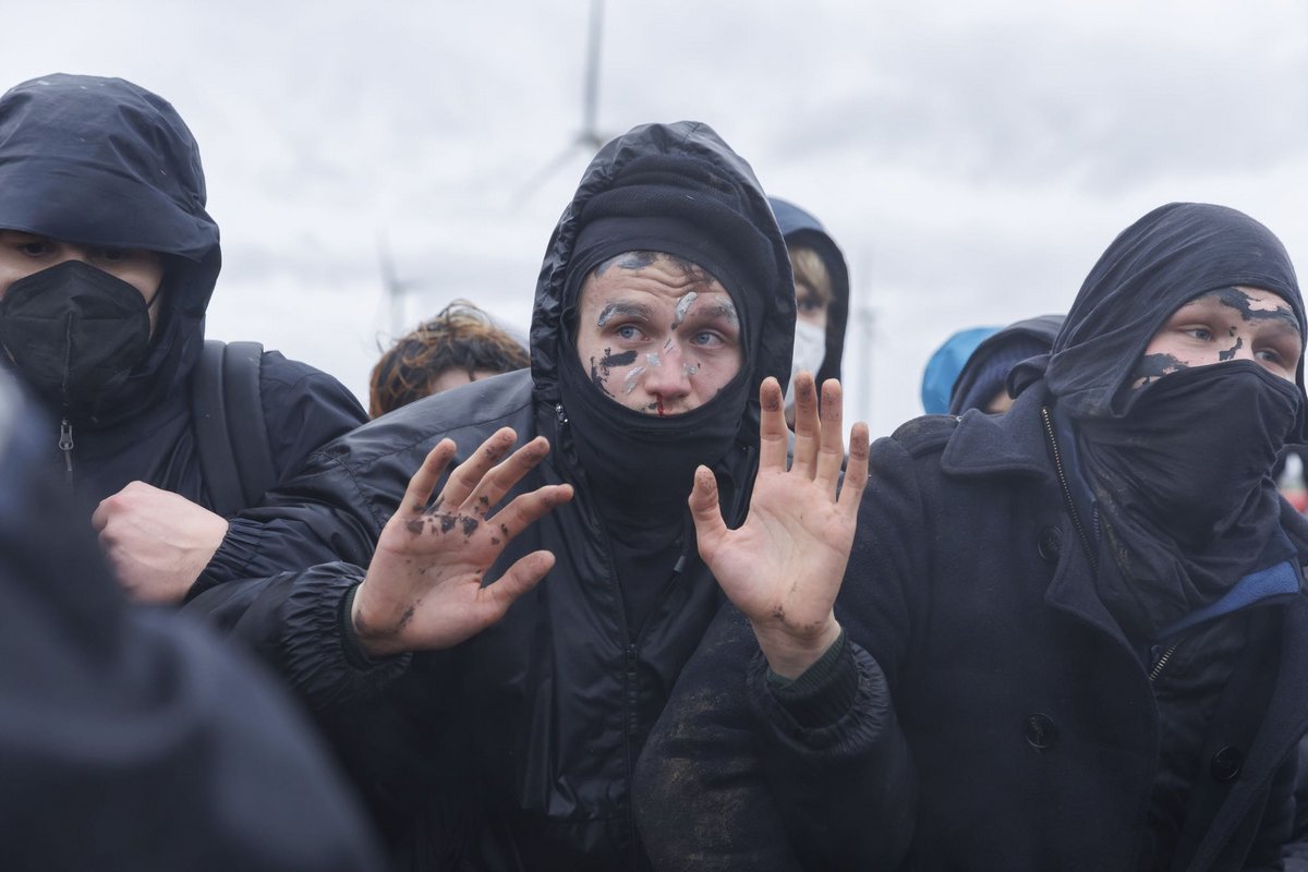 Ein Aktivist blutet schon aus der Nase.  Ein Aktivist blutet schon aus der Nase.