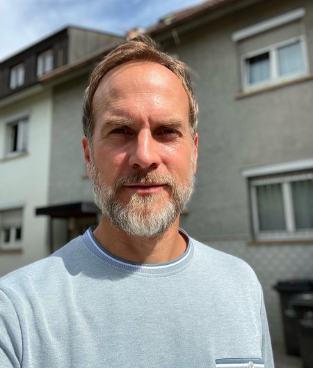 Bennet Melcher, Ansprechpartner für "Erst.Ein.zu:Hause" in Herrenberg, vor einer Notunterkunft. Foto: privat Bennet Melcher, Ansprechpartner für "Erst.Ein.zu:Hause" in Herrenberg, vor einer Notunterkunft. Foto: privat