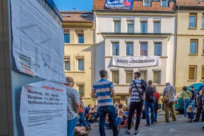 Weil im Hof nicht genügend Platz war, wurde am Samstag auch auf der Straße gefeiert.