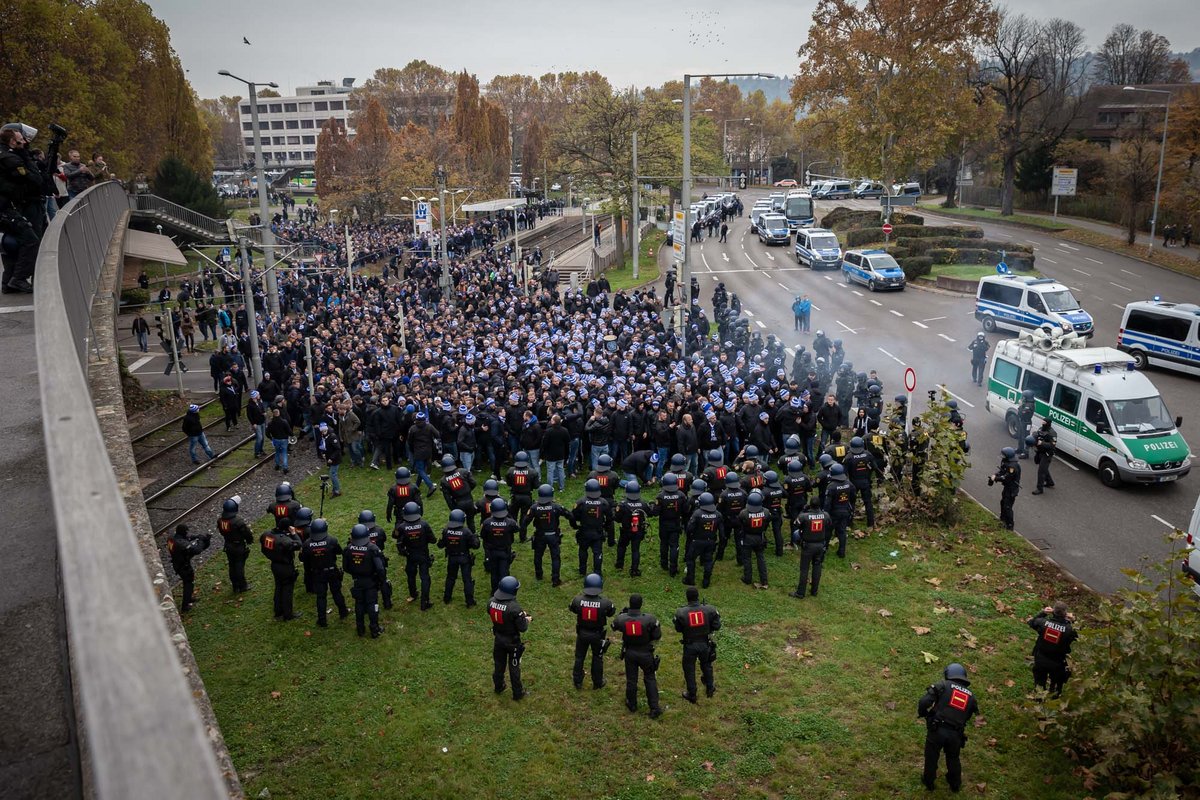 Personenkontrollen ohne konkreten Verdacht soll es nicht mehr geben. Das Bild zeigt den umstrittenen Polizeieinsatz beim Fußballspiel VfB Stuttgart gegen Karlsruher SC vom 24.11.2019. Fast 600 Personen wurden eingekesselt. Foto: Julian Rettig