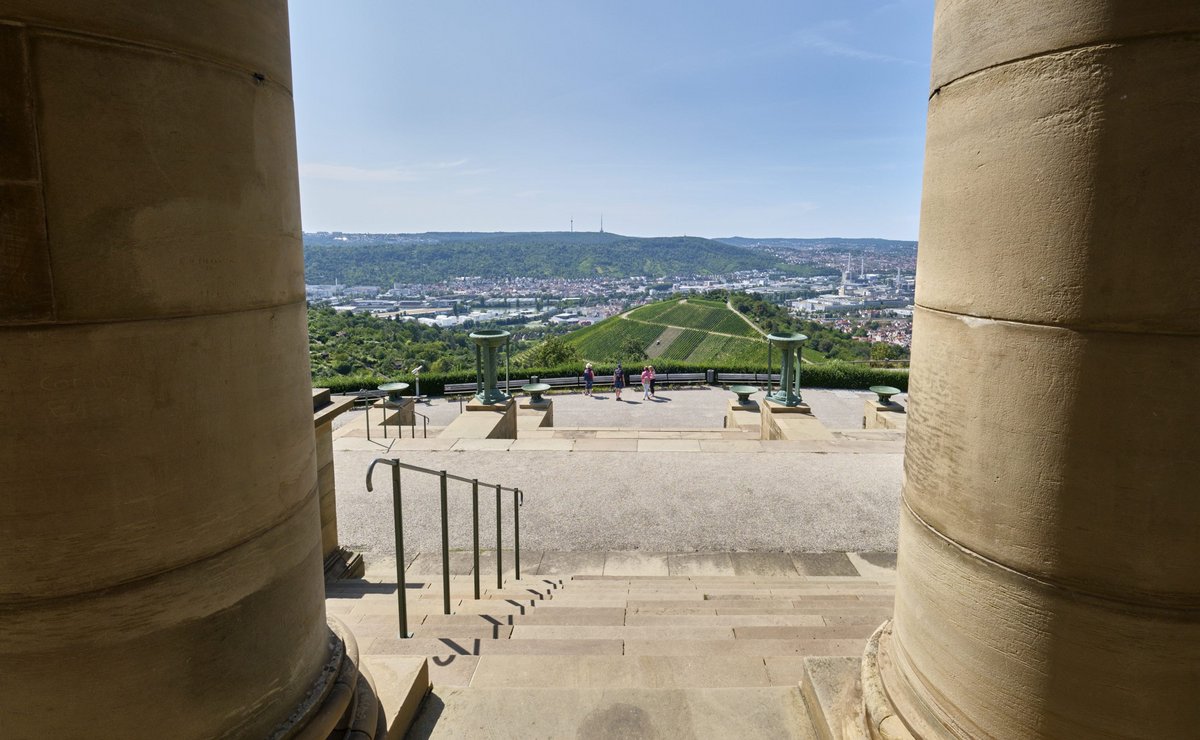 ... in der er 1864 ebenfalls bestattet wurde. Blick vom Hauptportal auf Stuttgart-Untertürkheim und das Neckartal.