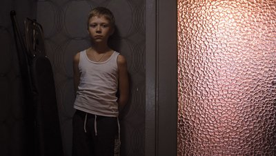 Alyosha (Matvey Novikov) ist einsam.