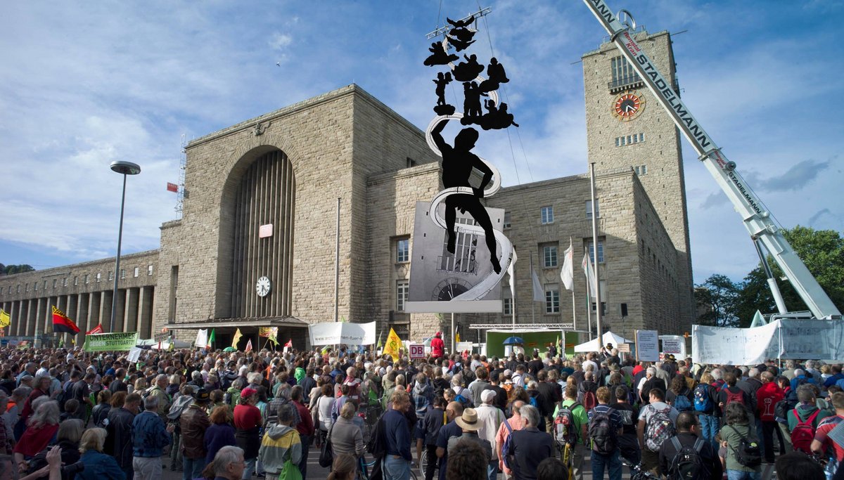 So hätte es der Künstler gern: Sein schwäbischer Laokoon schwebt hinüber zur Mahnwache. Fotomontage: Joachim E. Röttgers So hätte es der Künstler gern: Sein schwäbischer Laokoon schwebt hinüber zur Mahnwache. Fotomontage: Joachim E. Röttgers