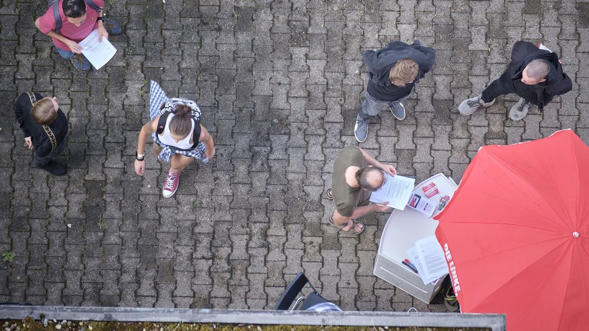 Regen Zulauf bekommt die Mietersprechstunde vor dem Vonovia-Hochhaus in Stuttgarts Rotenwaldstraße. Regen Zulauf bekommt die Mietersprechstunde vor dem Vonovia-Hochhaus in Stuttgarts Rotenwaldstraße.