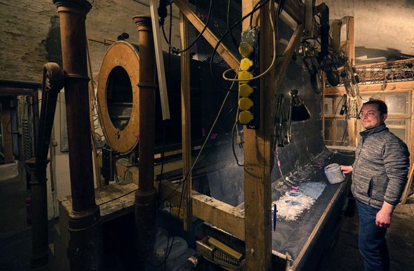 Der Brei kommt in die Maschine. 