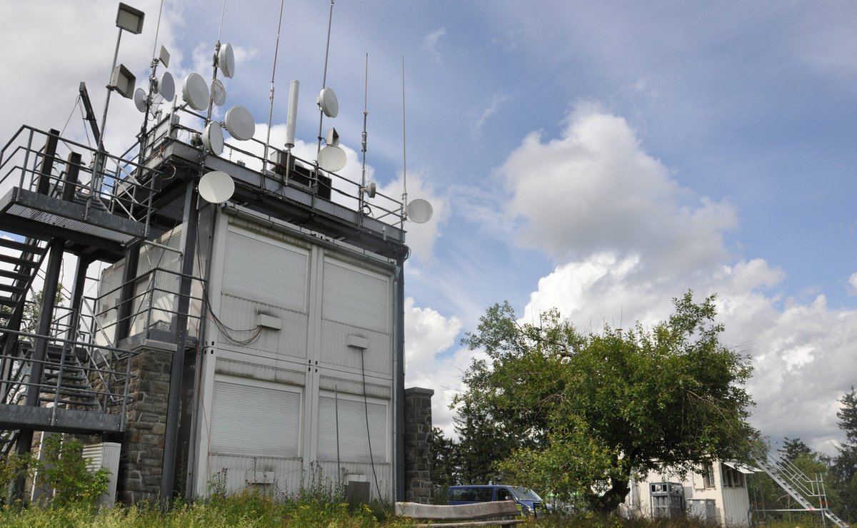 SF6 auf der Spur: Das Taunus-Observatorium der Uni Frankfurt auf dem Kleinen Feldberg führte ins 120 Kilometer entfernte Bad Wimpfen zu Solvay. Foto: Markus Bernards, Goethe-Universität Frankfurt
