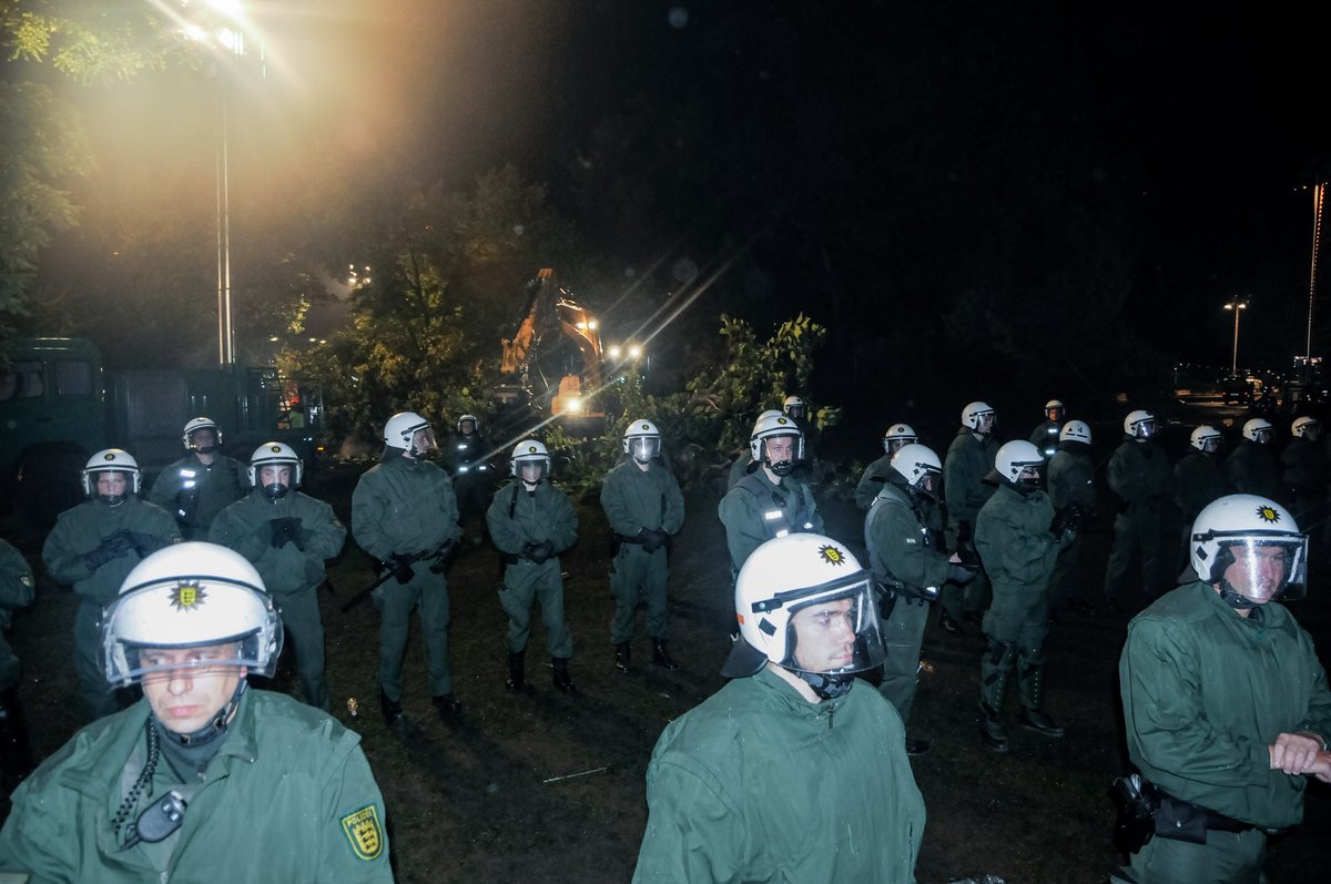 … und bewachen in der Nacht die Baumfällungen. Fotos: Jens Volle