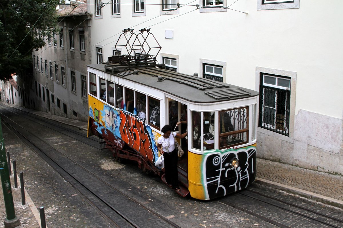 Diese Standseilbahn war schon vor über hundert Jahren in Betrieb und ist bis heute in Lissabon unterwegs: der Elevador da Glória. Foto: Gerd Eichmann - Eigenes Werk, CC BY-SA 4.0, https://commons.wikimedia.org/w/index.php?curid=97550881