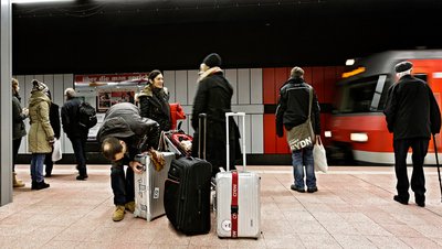Die Koffer-Crew ist auch am Start: Beim Bahnfahren trifft man alle.