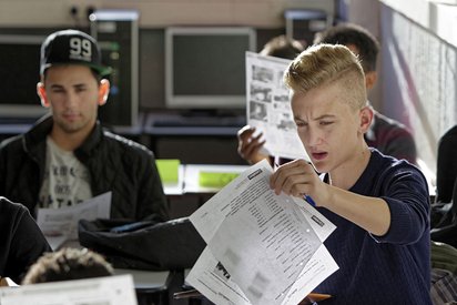 Arblindt studiert sein Aufgabenblatt.