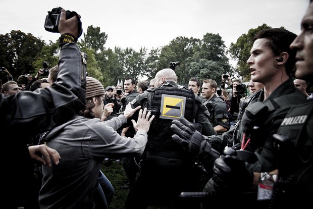 Wie ein Berserker unterwegs: die "Prügelglatze" vom Schwarzen Donnerstag. Foto: Chris Grodotzki