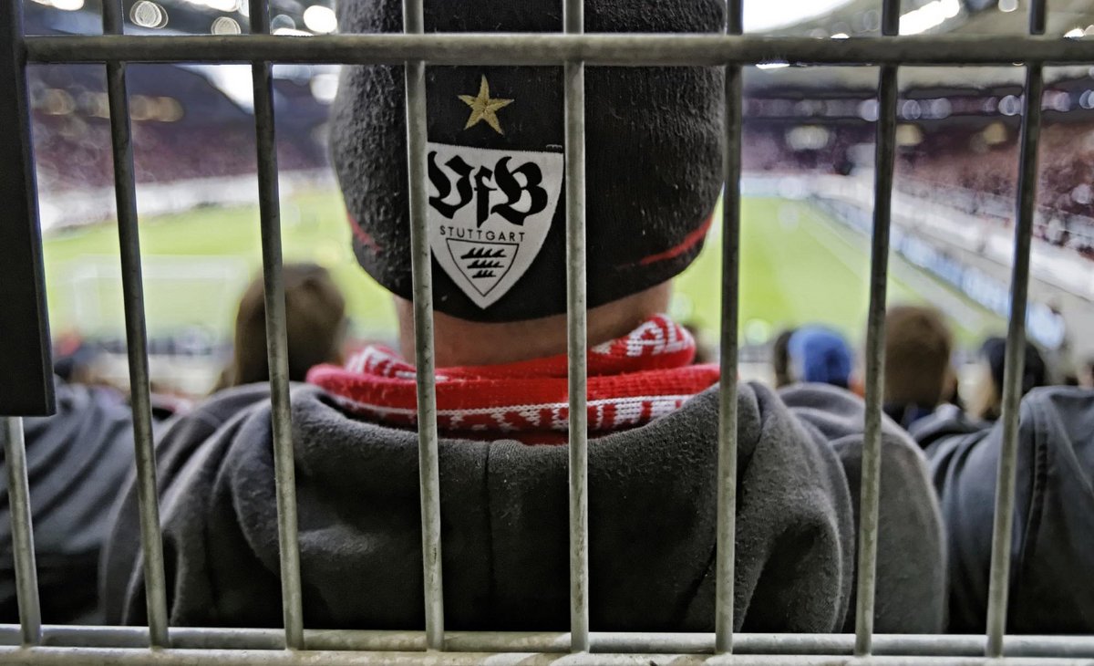 Davonrennen is nich – VfB-Fan hinter Gittern. Foto: Joachim E. Röttgers