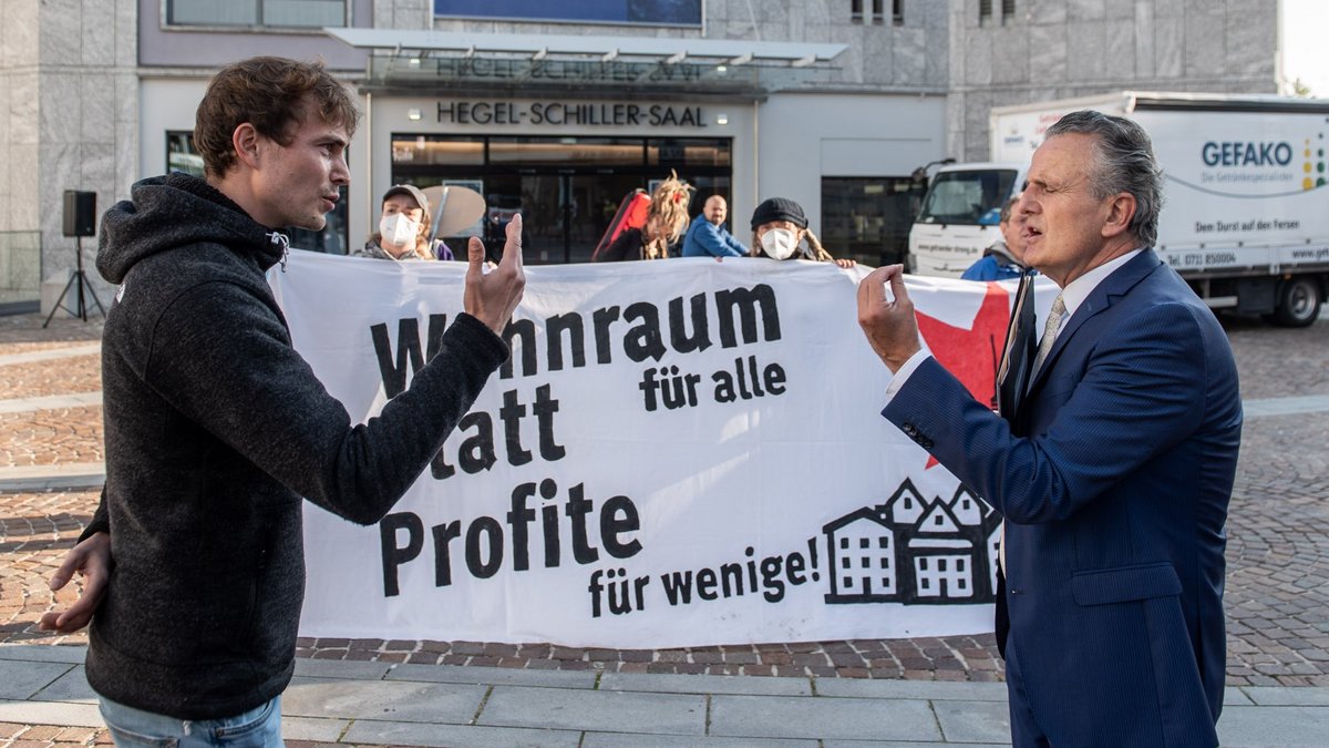 Dynamisch am Diskutieren: OB Frank Nopper und Paul von Pokrzywnicki (links!!) vom Aktionsbündnis Recht auf Wohnen. Foto: Jens Volle Dynamisch am Diskutieren: OB Frank Nopper und Paul von Pokrzywnicki (links!!) vom Aktionsbündnis Recht auf Wohnen. Foto: Jens Volle