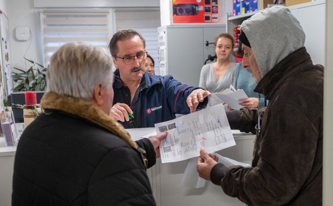 Nach dem Staatssekretär übernimmt der stellvertretende Leiter der Einrichtung, Branislav Savičić, die Ausgabe der Bezahlkarten.