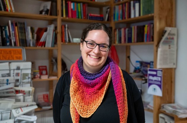 Vor der Bücherecke: Annemarie Zinser. Vor der Bücherecke: Annemarie Zinser.