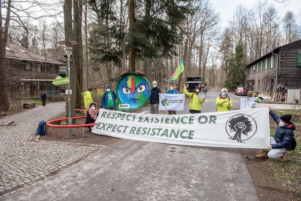 Umweltbewegte protestieren am Rand der Koalitionsverhandlungen. 
