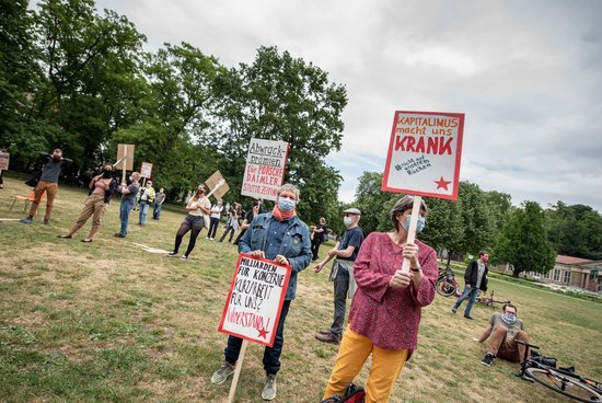 Protest gegen ein ökonomisiertes Gesundheitswesen, am 9. Mai 2020 in Stuttgart, pandemiebedingt mit Schutzvorkehrungen. 