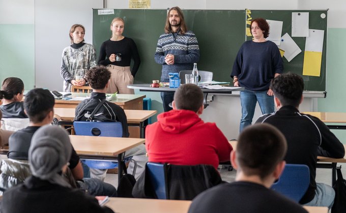 Von der 8b begeistert: Kontext-Praktikantin Nelly Rommel, Volontärin Franziska Mayr, Redakteur Minh Schredle und Chefredakteurin Anna Hunger (von links). Foto: Jens Volle Von der 8b begeistert: Kontext-Praktikantin Nelly Rommel, Volontärin Franziska Mayr, Redakteur Minh Schredle und Chefredakteurin Anna Hunger (von links). Foto: Jens Volle