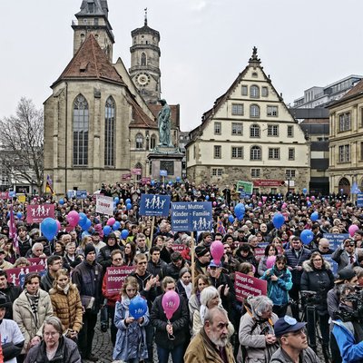 Tausend Teilnehmer kamen zur Demo gegen Toleranz auf den Stuttgarter Schillerplatz am vergangenen Samstag. Foto: Martin Storz