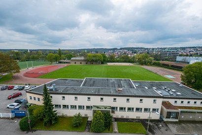 Hier passen noch ein paar Hochhäuser hin: Sportplatz des TSV Georgii Allianz.