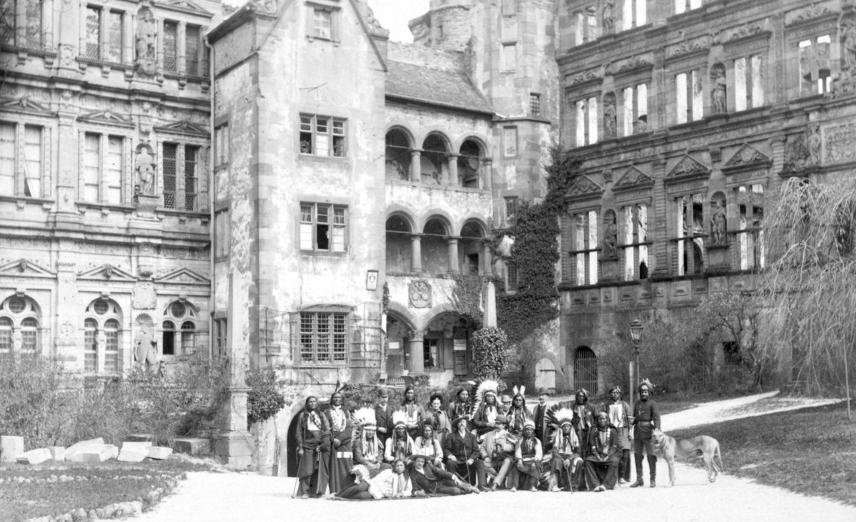 Gruppe vor einer deutschen Burg/Buffalo Bill und Schausteller vor dem Heidelberger Schloss, 1890. Denver Public Library Special Collections. Gruppe vor einer deutschen Burg/Buffalo Bill und Schausteller vor dem Heidelberger Schloss, 1890. Denver Public Library Special Collections.