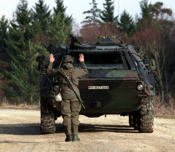 Stopp! Soldat vor dem Spürpanzer Fuchs. Foto: Joachim E. Röttgers